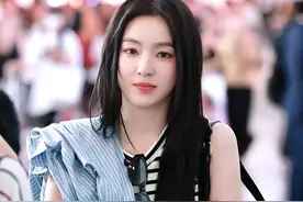 裴珠泫今日仁川机场出境路透，条纹背心配牛仔裤清爽长发好漂亮图片