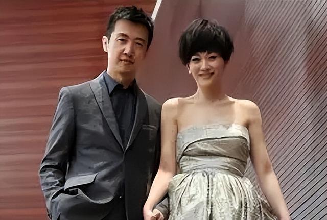 梅婷垫脚、李小冉挡灾，56岁鄢颇娶小15岁娇妻，值吗？