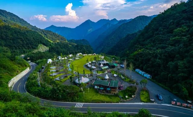峨眉云深处 堪比阿勒泰