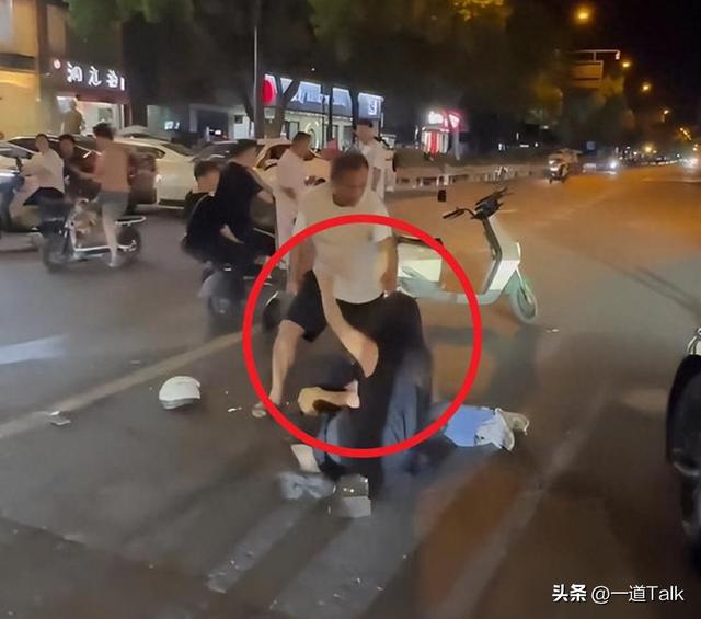 杭州男子暴打情夫后续！猛踹私处，妻子跪地求饶，猛料被扒是惯犯