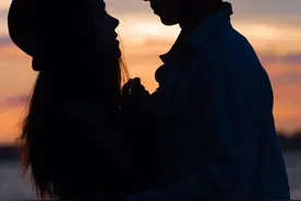 想破头皮也没想起来，初吻到底是什么感觉！图片