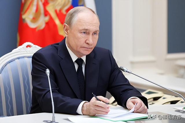 普京险遭“斩首”袭击，91架无人机夜袭总统官邸，特朗普勃然大怒