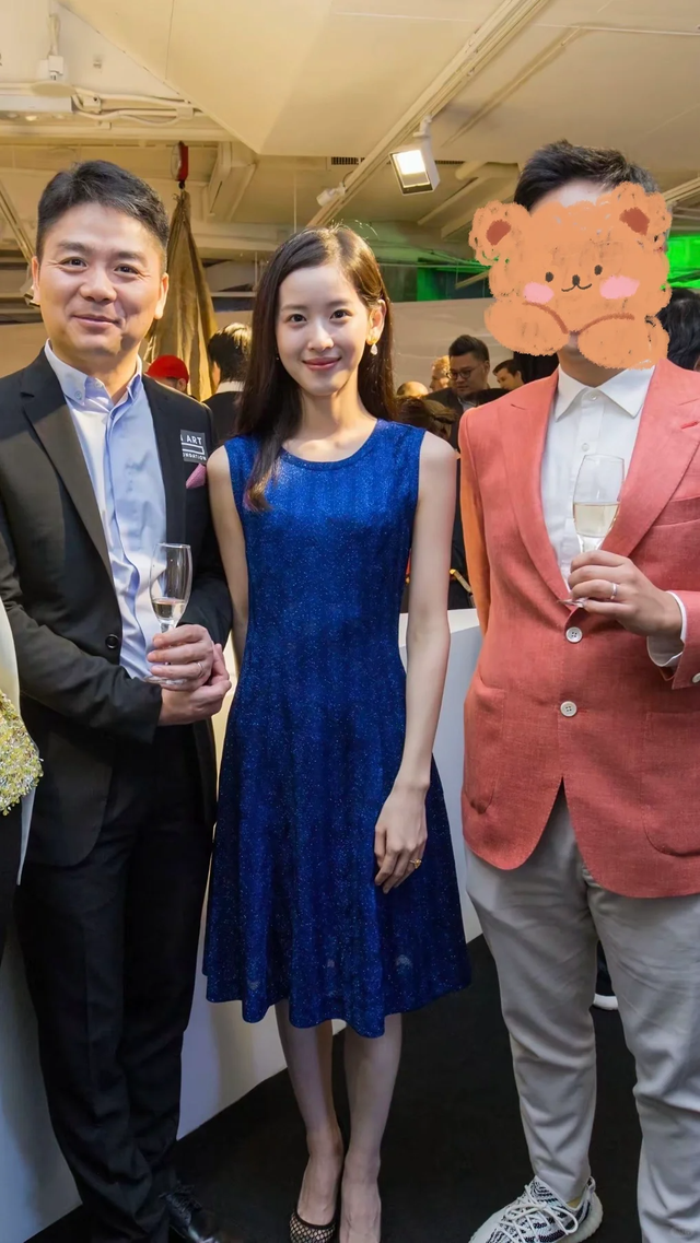 31岁章泽天现身迪拜，2万块穿搭被嘲“奶奶装	”，住5位数一晚酒店