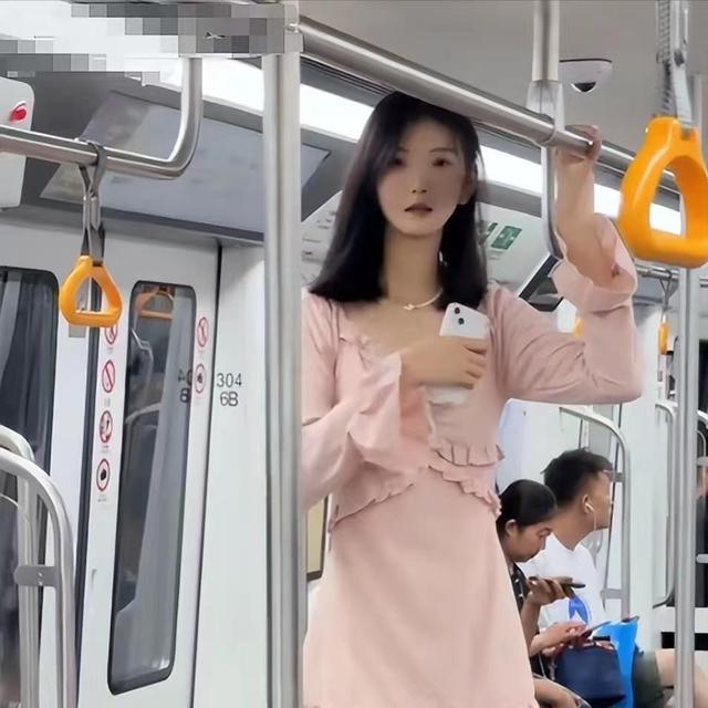 东北长春女孩身高2.26米，貌美如花，妈妈却天天发愁：没人敢追