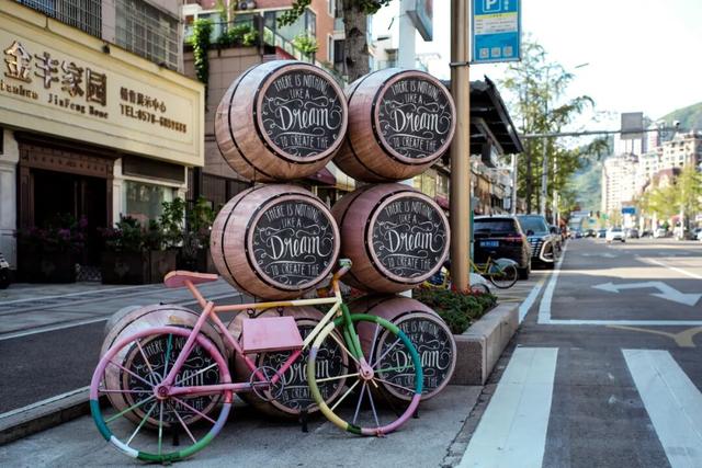 不走寻常路的国际化县城，关心一日三餐，更关心咖啡和汇率