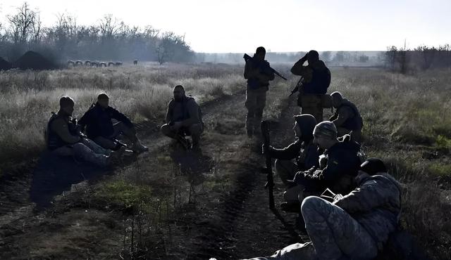 红军城防线摇摇欲坠，外籍雇佣军逃离战场，留下乌军死守火车站