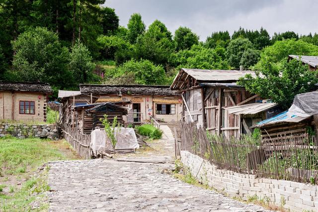 长白山有一座锦江木屋村，已有300多年，遗世独立又充满烟火气息