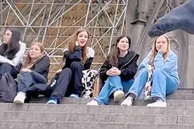 中国功夫？中国小伙在德国街头露了一手，引得外国美女连连惊叹图片