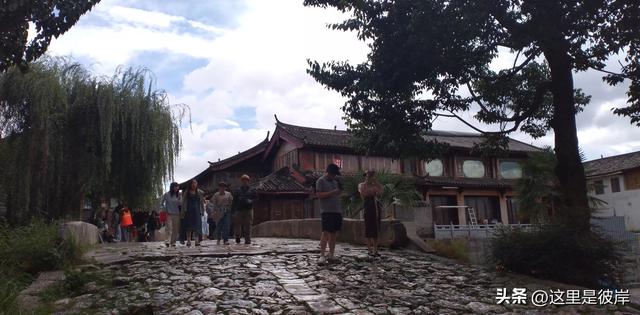 乘公交游丽江的束河古镇