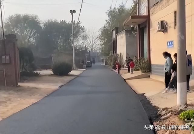 老人破坏水泥路面后续：民警走了又挖，村干部曝内情，子女被牵连