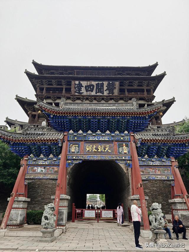 边靖楼，北“威震三关”，南“声闻四达”无门票