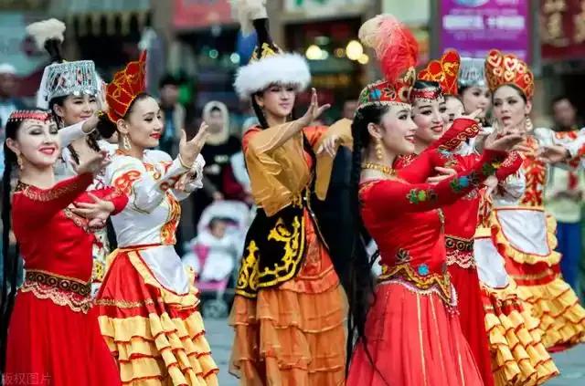 中国最特殊的一个民族，满街的长腿美女，西方人面孔却是中国人
