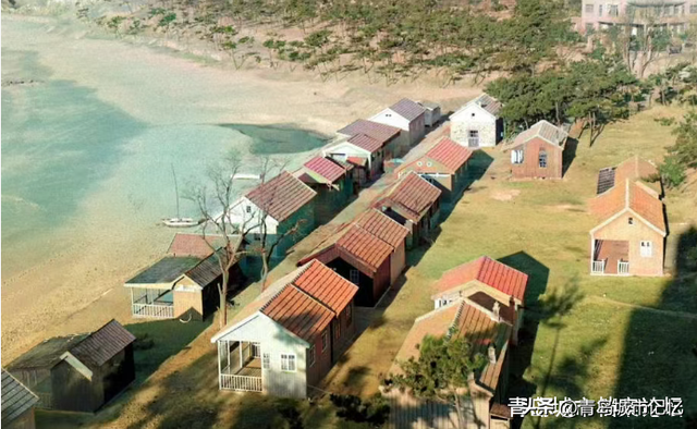 1934年，青岛第二、第三、第四海水浴场同时开始建设
