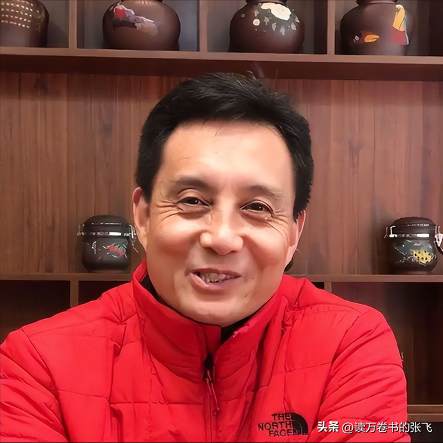 他被谢霆锋打成重伤，发妻6次流产绝情离开，如今街头卖卤肉为生