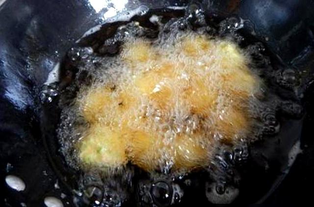 炸素丸子，记住放对“4样”，丸子酥脆不回软，一次炸好不复炸