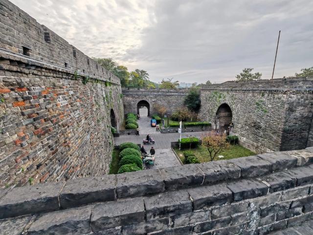 2025北京到海南行程第七天:离湖北过长江进湖南,雨中游“诗墙”