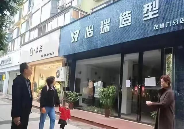 全国理发店陷入倒闭潮，不是没客人，而是自己把自己玩黄了！