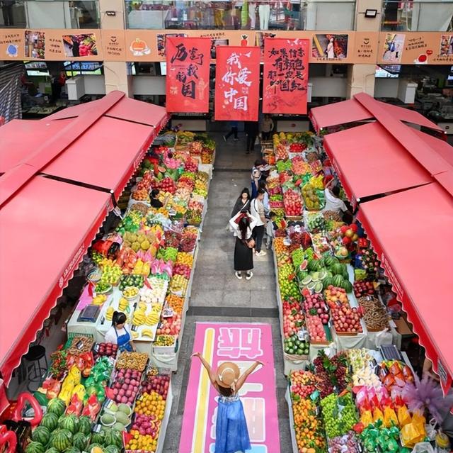 不住酒店住帐篷，不逛景区逛菜市场，为何年轻人开始反向消费了？