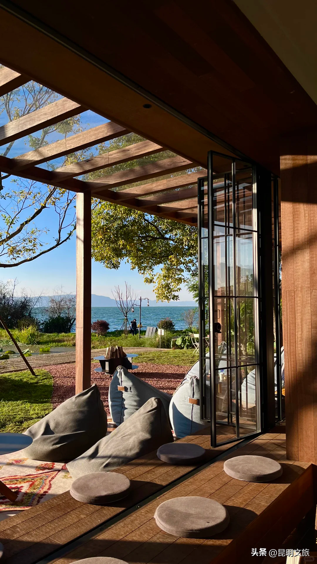 在窗边收藏一整片滇池！海晏村绝美咖啡馆推荐，快码住→