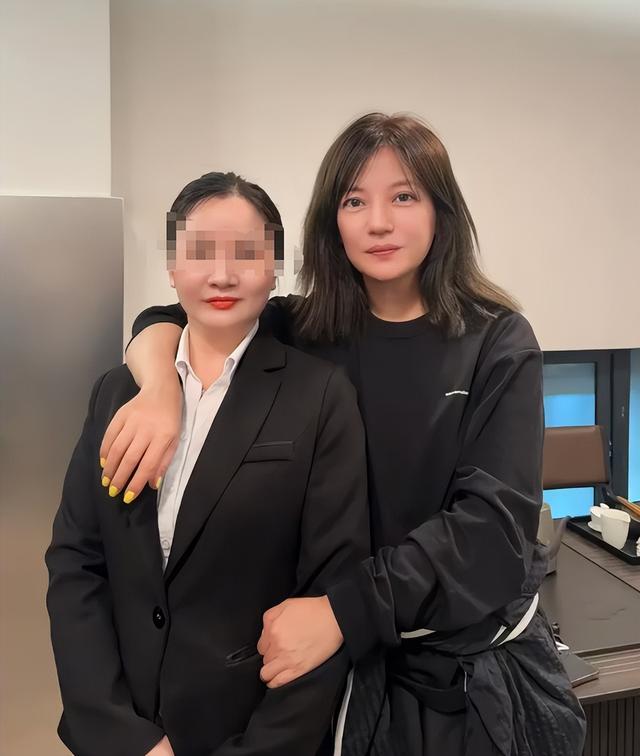 落毛凤凰不如鸡！49岁赵薇再曝近况，全身包裹严实 不敢露脸怕见人