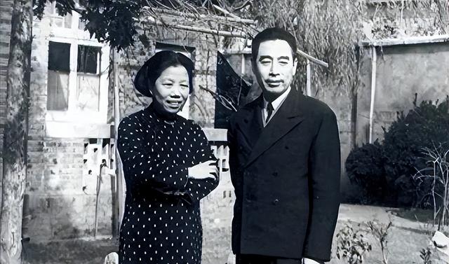 原国务院总理李鹏曾坦言：外界传我是周总理养子的说法，并不确切