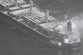 反舰导弹雨砸下，美英倍受打击，西方突然发现中国商船的“特权”图片