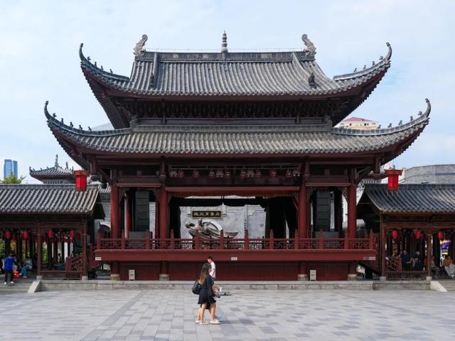 今年国庆，为什么是这座城拿了爽文剧本？