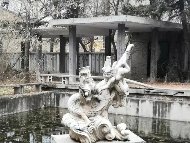 80 年代的东北江南园林	，20年后变废墟，现靠几片叶子“死而复生”