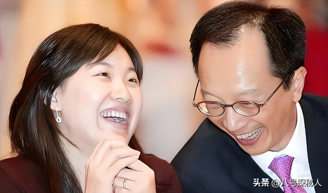 儿子才满20，丈夫便已是七旬老人，嫁给富翁的伏明霞现在后悔不？