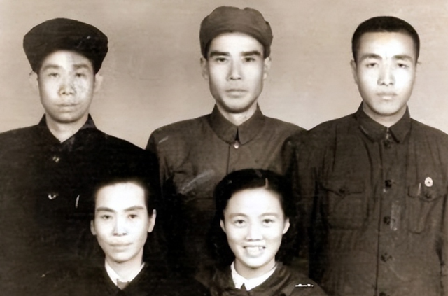 长征结束后，周恩来才向毛主席坦白一事，毛怒答：我当面问贺子珍