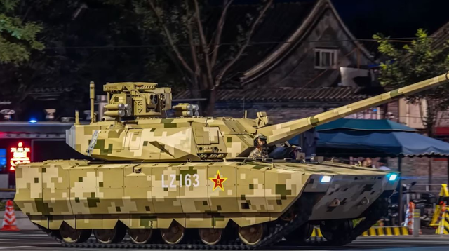 阅兵结束后先进装备亮相北京街头