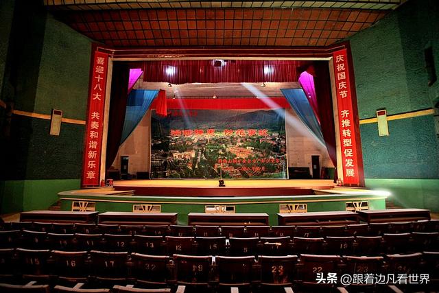 云南易门绿汁镇：凤凰花与旧时光的邂逅