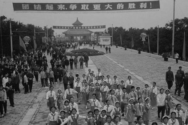 你的国庆记忆是什么？从威武阅兵到出门旅游，一部简史暴露年龄