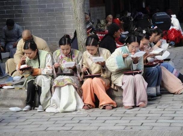 横店20万群演现状：美女泛滥成灾，光棍懒汉遍地，他们的未来在哪