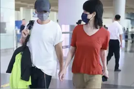 王菲谢霆锋现身机场，55岁王菲靠在男友肩头撒娇，两人穿得像母子图片