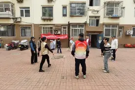 创建运动健身模范市 市北区水清沟街道南丰路社区开展全民健身趣味踢毽子活动图片