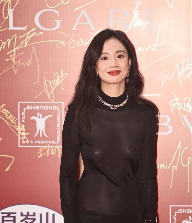 32 岁李梦真空上阵几乎全裸，网友直呼太大胆