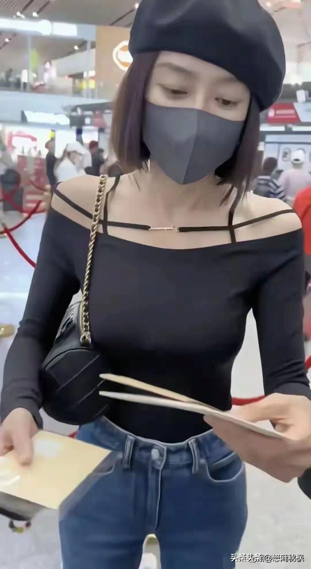 秦岚在机场被偶遇，身材管理绝了，平坦小腹，小蛮腰太好看了