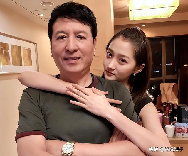 分手传闻仅7月，关晓彤高调官宣喜讯，全网恭喜，终于等到这一天