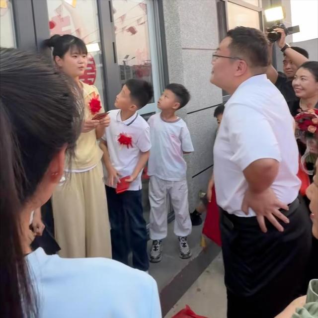 河北新郎接亲被堵门1小时，给钱也不让进，一举动让女方直接崩溃