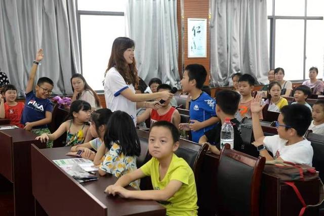 小学音乐老师疑在百人群内咒骂全班得甲流，当地教育局已给出回应