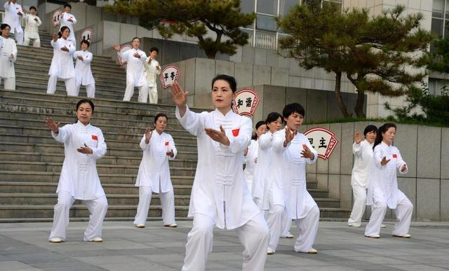 太极拳先动腰还是脚？3个层次说透，高手都在练“轴”