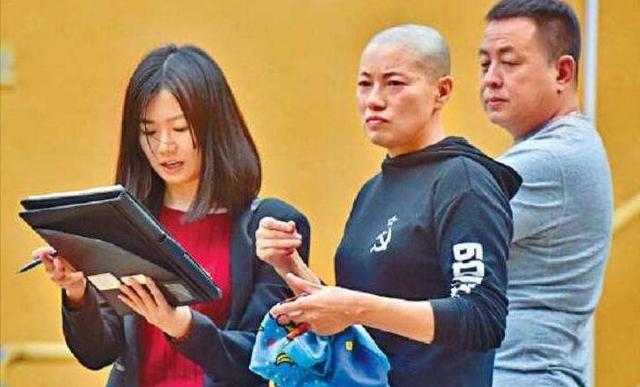 比释永信更奢靡：穿黑丝上班，坐豪车住千万别墅，有两个和尚老公