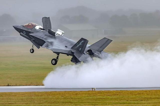 四川舰开始海试了，国产垂直起降五代机还远吗？成飞已有全套方案