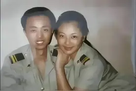 估计这男孩子拍照时，也没想到趴肩膀的是大明星，能让他吹一辈子图片