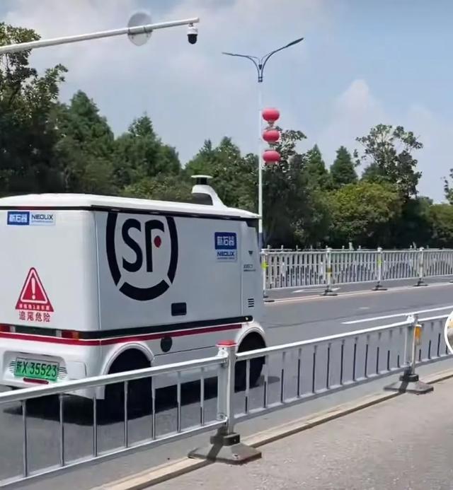 太酷啦！无人快递配送车真的来了→
