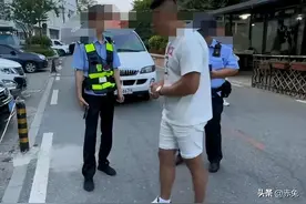 剧情大反转！大连网红游客车被锁事件，店家三分错，游客七分错图片