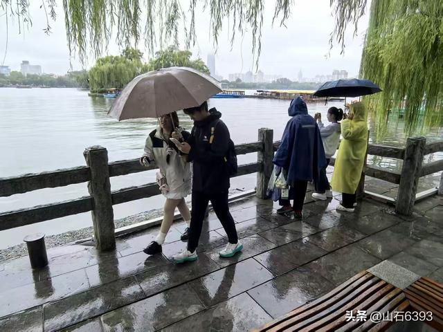 新华社原军事记者陶俊峰泉城美拍：《秋雨中游览大明湖》