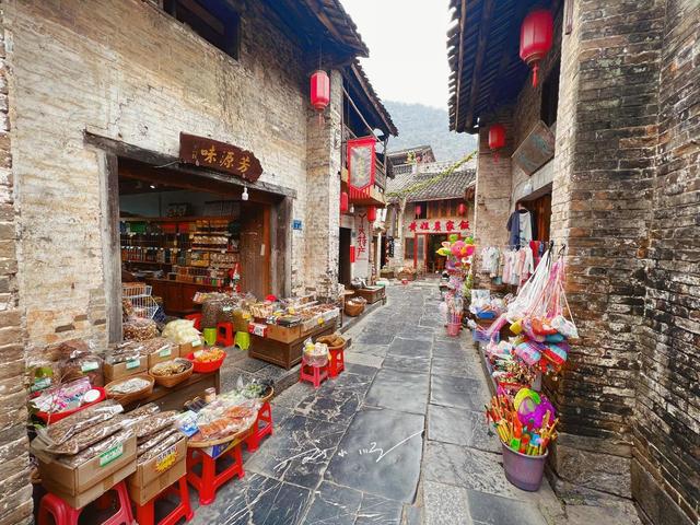 现在这个阶段，建议大家不要出国旅游，毕竟国内旅游更需要支持！