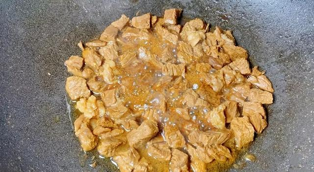 炖牛肉时，怎么炖才可以鲜嫩不硬？掌握5个技巧，软烂入味不塞牙